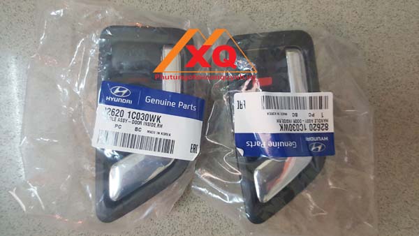 Tay mở cửa trong Hyundai Getz. Hàng chính hãng, mã sản phẩm: 826201C030WK, 826101C030WK, 836201C030WK, 836101C030WK.